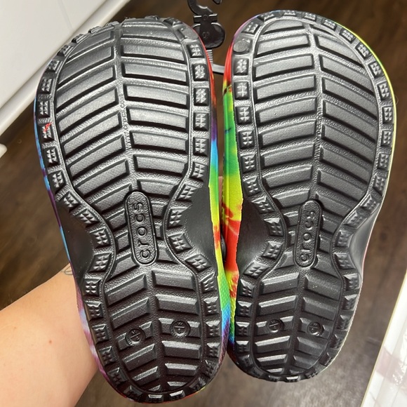 NWT Kids Tye Dye Crocs - Picture 3 of 5